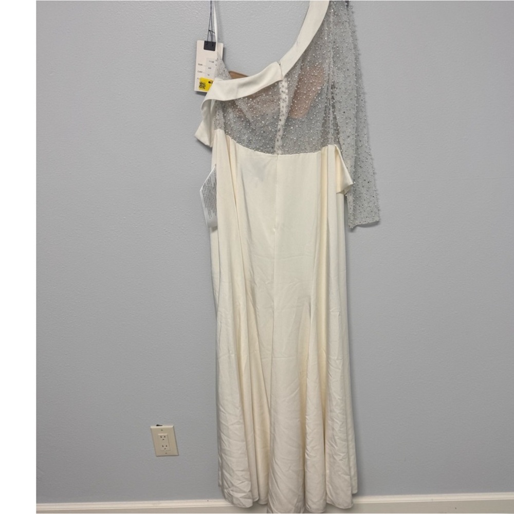 NWOT Mac Duggal 11126 Elegant White Off-Shoulder Gown - Picture 3 of 6